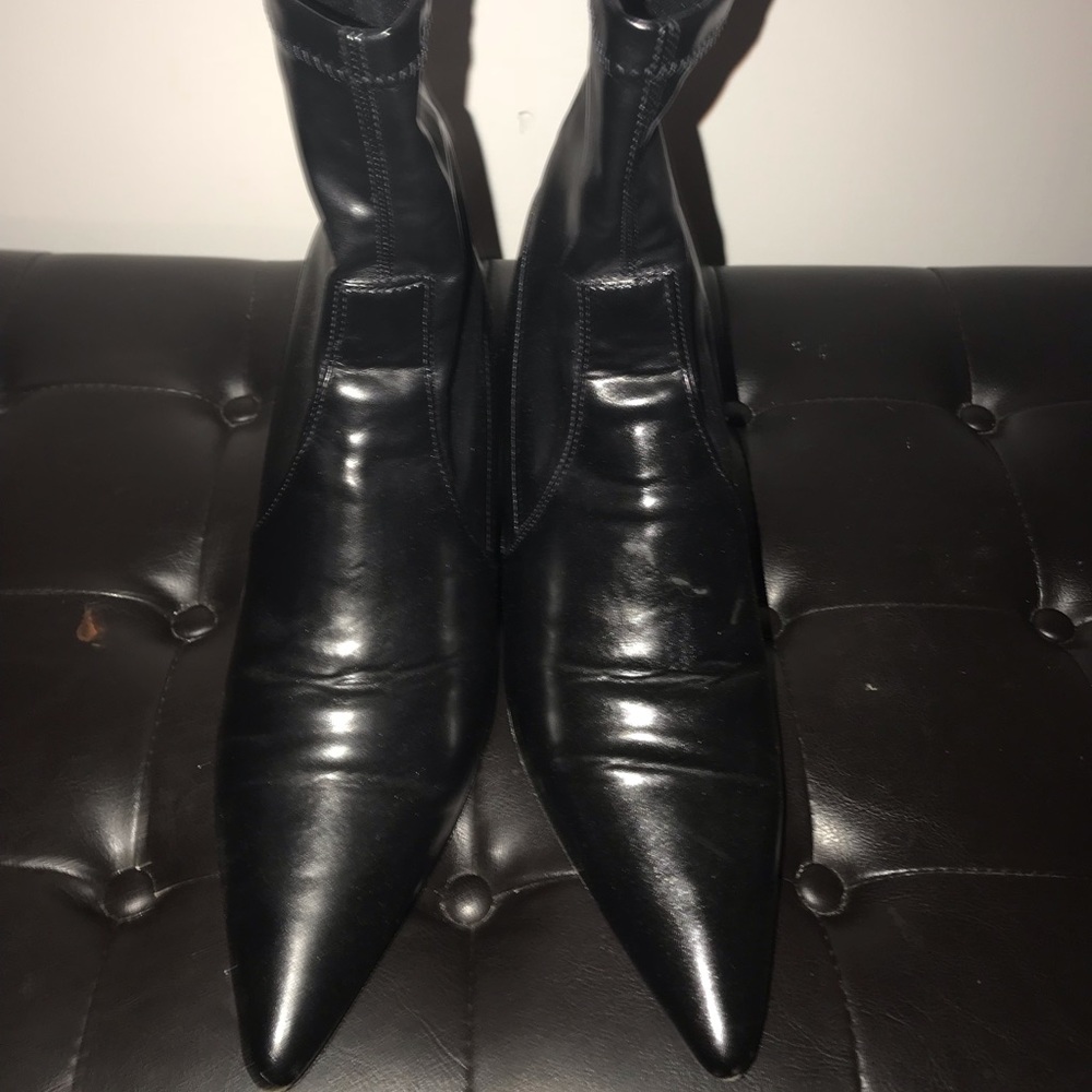 Donald Pliner pull on kitten heel ankle boots